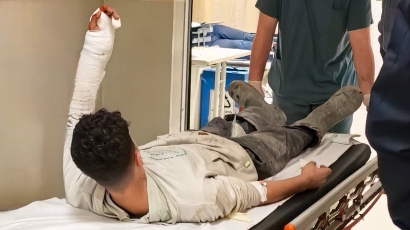 Bursa'da kırılan cam ile bileği kesilen genç ağır yaralandı