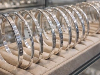 Yeni gelinlerin yeni gözdesi: Gümüş ajda bilezik! İşte fiyatı...