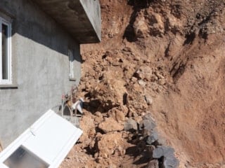 Şırnak'ta yaşanan heyelanda kayalar evi yerle bir etti: 5 kişilik aile ölümden döndü