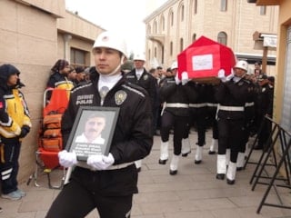 Diyarbakır'da yaralandıktan 19 ay sonra yaşamını yitiren polise son görev