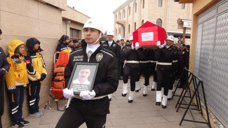 Diyarbakır'da yaralandıktan 19 ay sonra yaşamını yitiren polise son görev