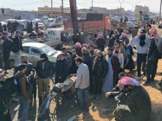 Kurtarılan Aktan Hapishanesi önünde Suriyeli aileler sevdiklerini arıyor