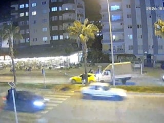 Mersin'de yayaya yol vermek isterken zincirleme kazaya neden oldu