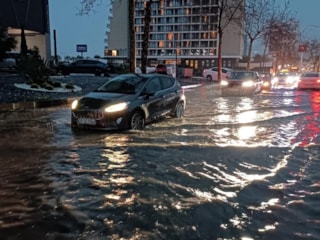 İzmir'de sağanak yağış etkili oldu