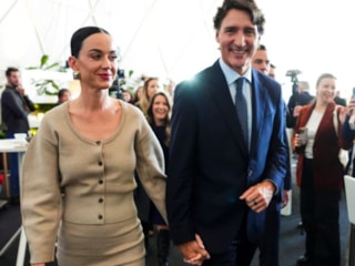 Katy Perry ile Justin Trudeau, Davos'ta el ele