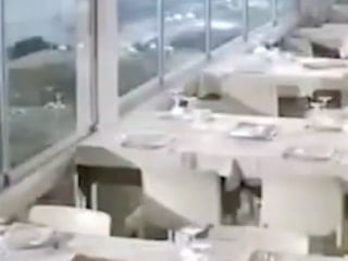 İtalya’da restoranı dev dalgaların vurduğu anlar kamerada