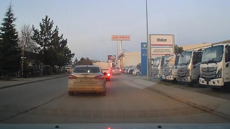 Eskişehir'de trafik sıkıştı, sürücü kaldırımdan ilerledi