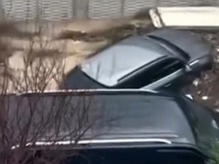 Kuşadası’nda yarım saatlik sağanak sele dönüştü: Araçlar sulara kapıldı