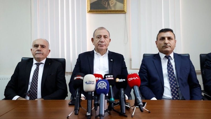 Gürsel Tekin’den disipline sevk edilen Yazıhan Belediye Başkanı’na destek