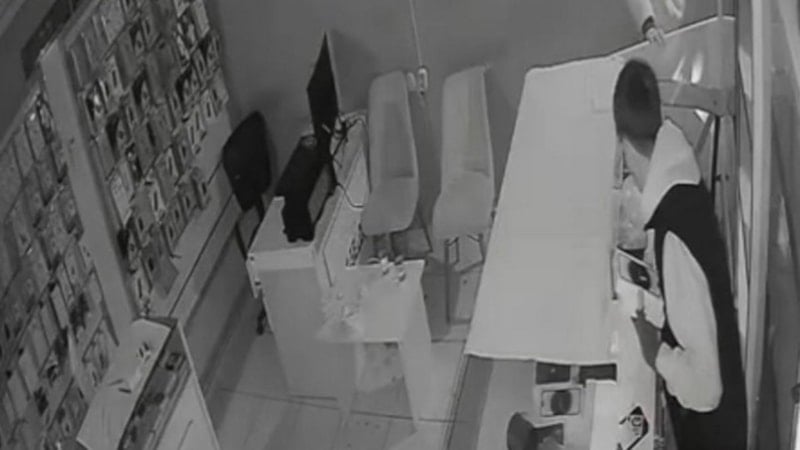 Iğdır’da telefon mağazasına gece baskını: Çok sayıda cihaz çalındı