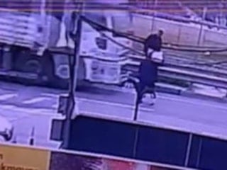 Manisa'da kamyonun çarptığı yaşlı adam hayatını kaybetti