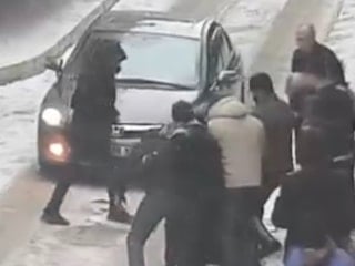 Elazığ’da sokak ortasında çıkan kavga kameraya yansıdı