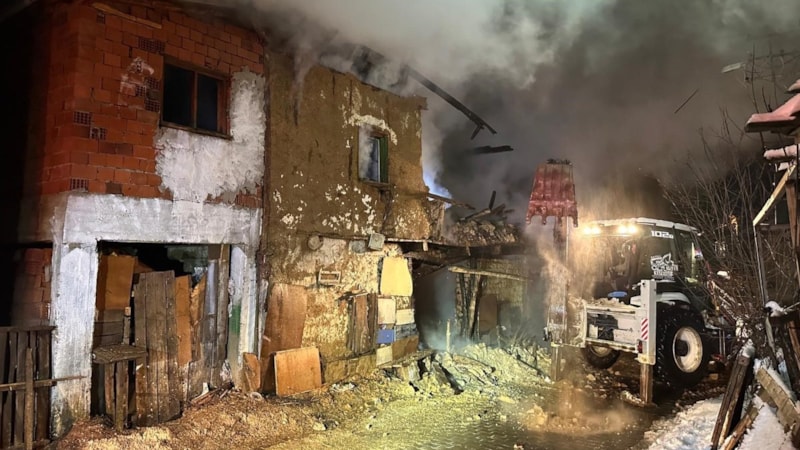 Uşak’ta iki katlı ev yangında küle döndü