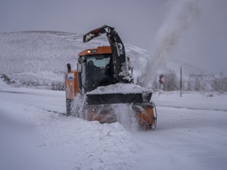 Erzurum’da karla mücadele ekipleri dondurucu soğukta yolları açıyor