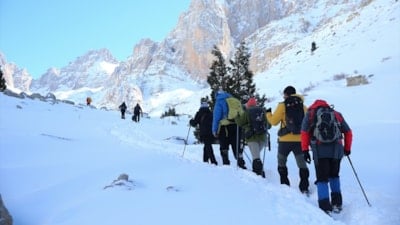Aladağlar’ın karla kaplı eteklerinde doğa sporcuları sınırları zorluyor