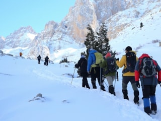 Aladağlar’ın karla kaplı eteklerinde doğa sporcuları sınırları zorluyor