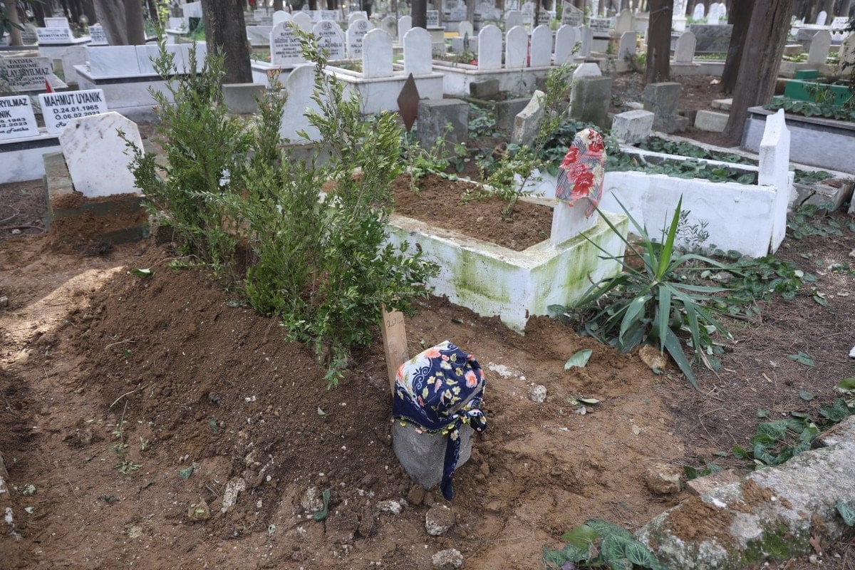 Hatay Merkezli Depremlerde Kaybın Ardında Kalan Aile Anıları ve Mezarlık İzleri