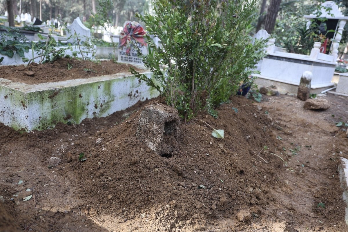 Hatay Merkezli Depremlerde Kaybın Ardında Kalan Aile Anıları ve Mezarlık İzleri