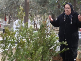 Hatay'da depremde kaybolan kız kardeşinin mezarına aylar sonra ulaştı