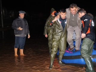 Antalya'da tarım arazilerini su bastı, mahsur kalanlar kurtarıldı