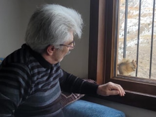 Erzincan'da her gün penceresine gelen sincabı besliyor