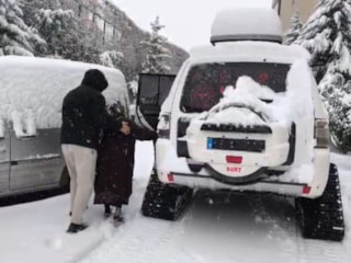 Siirt'te diyaliz hastası yaşlı kadın, merkeze ulaştırıldı