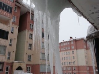 Bitlis'te çatılardaki buz sarkıtlarının boyu 5 metreyi aştı