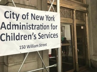 ABD'li bir anne oğullarını 9 yıl boyunca eve hapsedip bebek gibi besledi