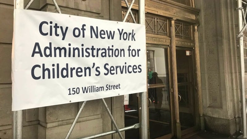 ABD'li bir anne oğullarını 9 yıl boyunca eve hapsedip bebek gibi besledi