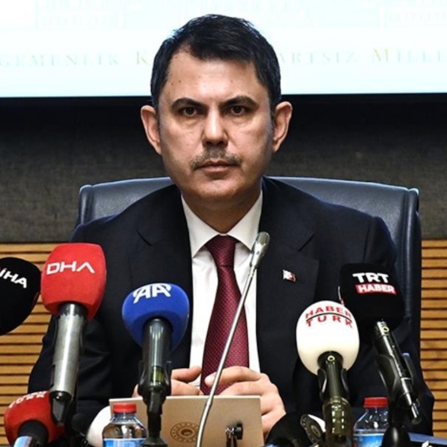 満員の立ち飲み屋で見つけた思わずさわりたくなる尻のパンツスーツOLに媚薬ビールを飲ませたら発情ビショ濡れ大失禁