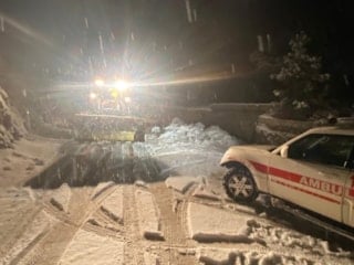 Batman’da kar engeli: Hasta kepçeyle ambulansa taşındı
