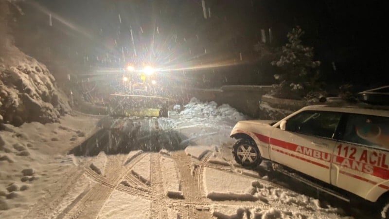Batman’da kar engeli: Hasta kepçeyle ambulansa taşındı