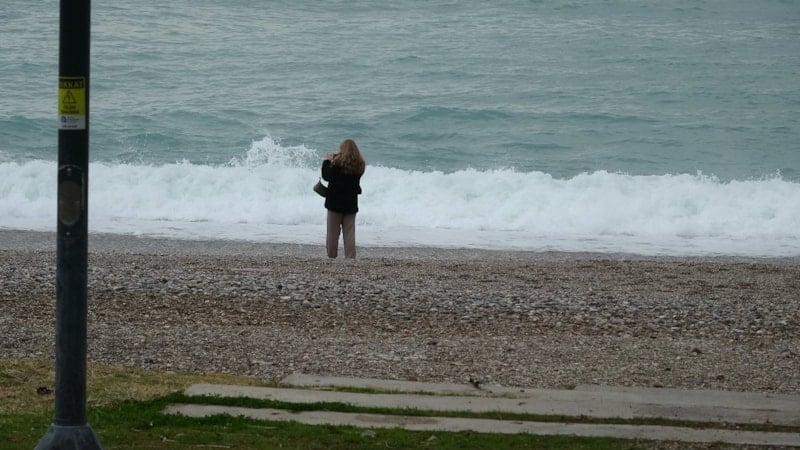 Dev dalgalar Konyaaltı’nı beyaza bürüdü