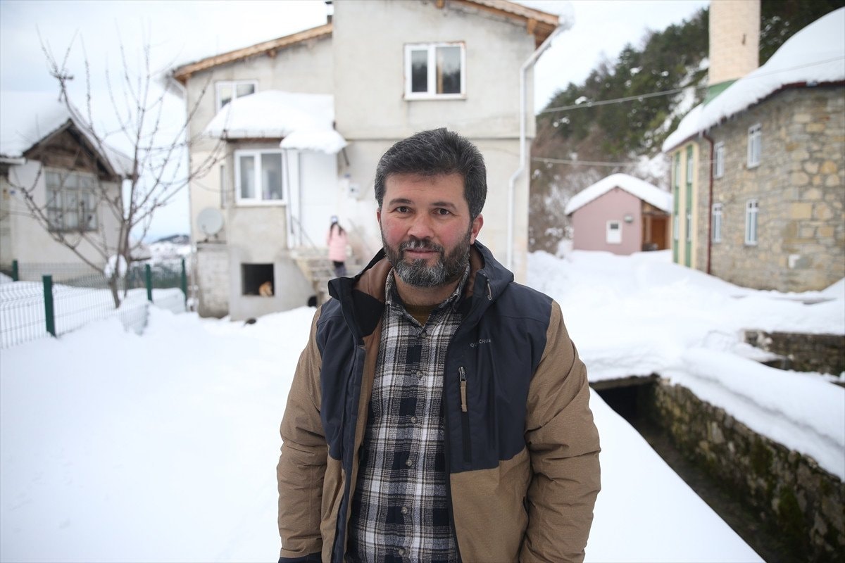 Yukarısökü Köyünde İmamın Kedilere Gönüllü Beslenme Seferi: Kar Şartlarında Dayanışma