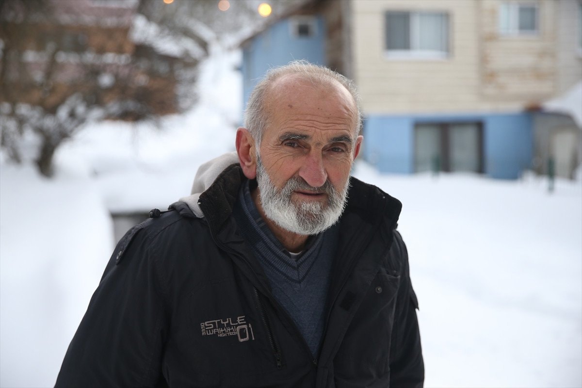 Yukarısökü Köyünde İmamın Kedilere Gönüllü Beslenme Seferi: Kar Şartlarında Dayanışma