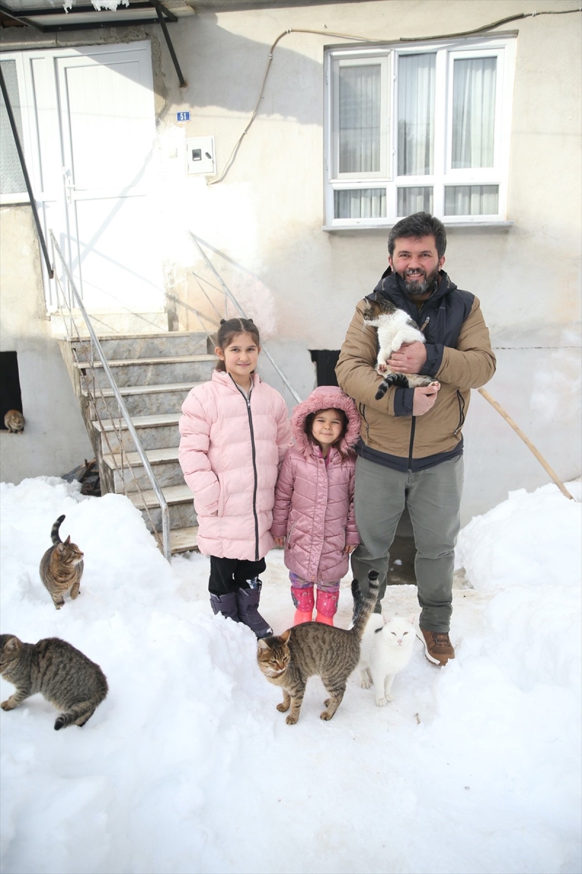Yukarısökü Köyünde İmamın Kedilere Gönüllü Beslenme Seferi: Kar Şartlarında Dayanışma