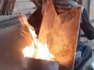 Giresun'da dondurucu soğukta içerisinde ateş yanan tenekeyi sırtına alıp çalıştı