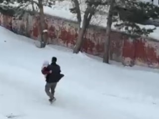 Kars’ta hasta annesini kucağında sağlık merkezine taşıdı