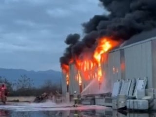 Hatay'da lastik deposunda yangın çıktı