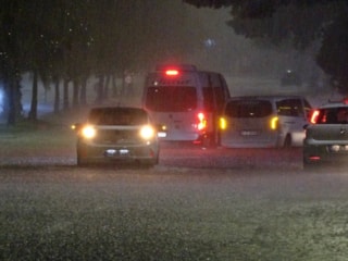 Antalya'da sağanak yağış hayatı felç etti: Birçok araç yollarda mahsur kaldı