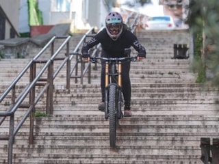 Downhill tutkusu İstanbul sokaklarına taştı: Genç sporcu merdivenleri parkura çevirdi