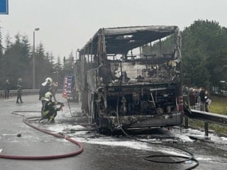 TEM Otoyolu’nda otobüs yangını: Dikkatli yolcu facianın önüne geçti