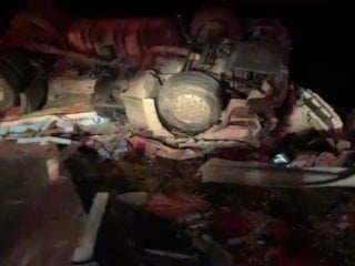 Aksaray'da yaşanan trafik kazasında devrilen tırın sürücüsü hayatını kaybetti