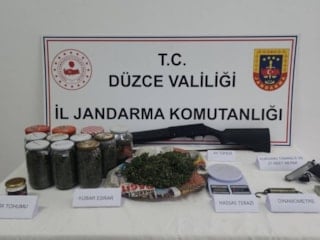 Düzce’de evinin çatısında kenevir bahçesi kurdu