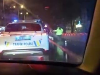 İstanbul'da alkollü sürücü aracı polisin üzerine sürdü: Tutuklandı