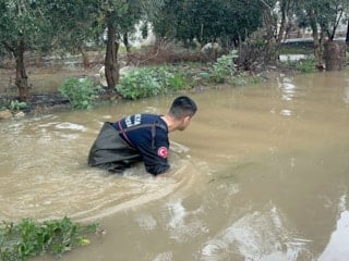Antalya'da tahliye kanalına düşen 3 yaşındaki kız hayatını kaybetti