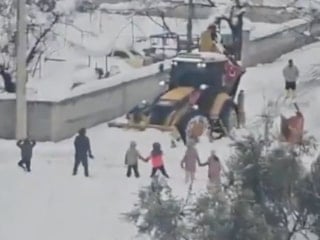 Kahramanmaraş'ta çocuklar, karların temizlenmesini engellemek için ekiplerin yolunu kesti