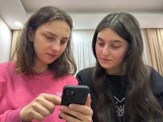 Artvin'de iki kardeş, aynı telefonu yüz tanıma özelliği ile açabiliyor