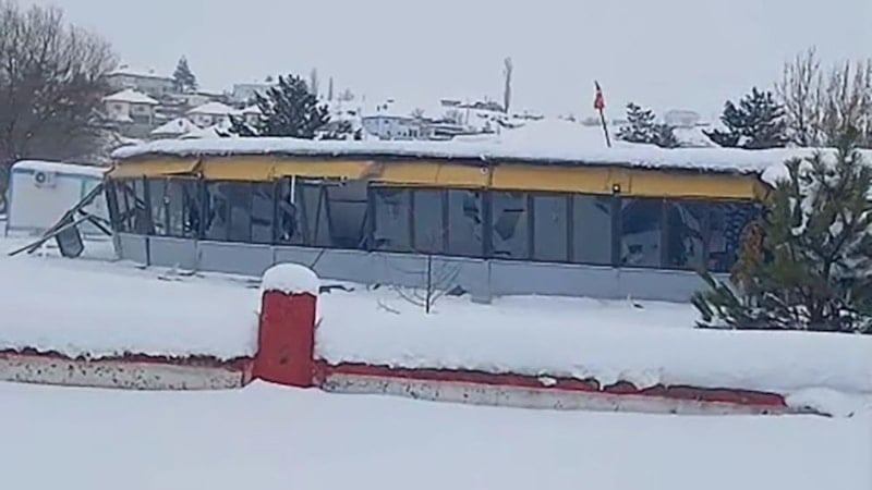 Sivas’ta kar felaketi: Düğün salonunun çatısı çöktü