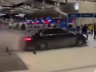 ABD'de bir kişi Detroit Havalimanı terminaline otomobille daldı